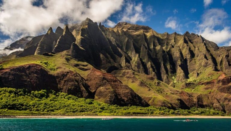 mountains in hawaii along the shoreline